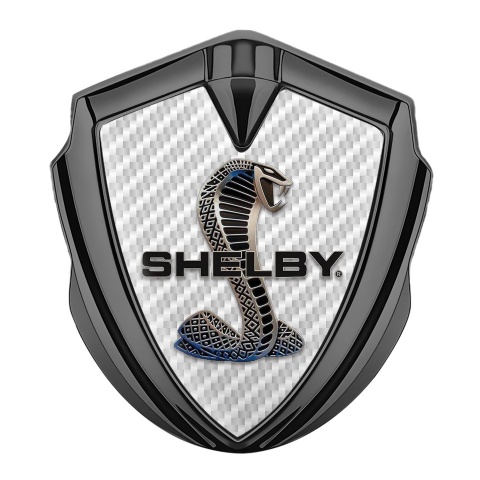 Ford Shelby Selbstklebendes Metallaufkleber Emblem Graphit Tonfarbe mit Weiss Carbon Hintergrund 