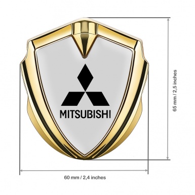 Mitsubishi Emblem Logo Schriftzug Aufkleber Goldtonfarbe Grau Hintergrund und Schwarz Logo