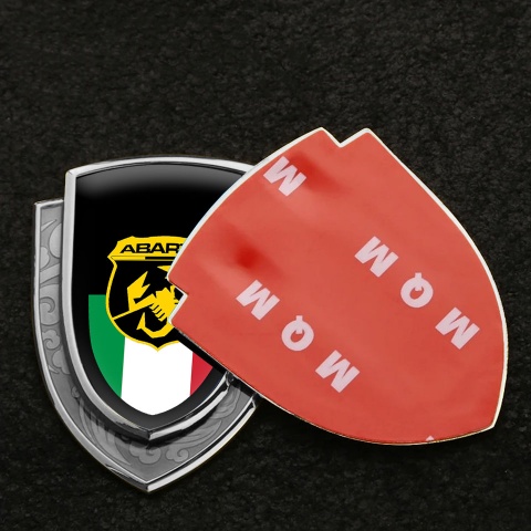 Fiat Abarth Abzeichen selbstklebend Silbertonfarbe Schwarz Basis mit Italienische Flagge Motiv