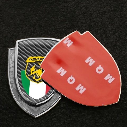 Fiat Abarth Seitenflugel Emblem Aufkleber Silbertonfarbe mit Kohlenstoff Basis Italienische Flagge motiv