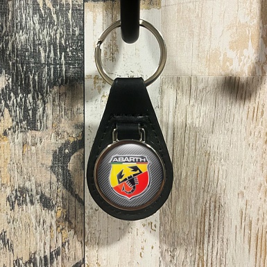 Fiat Abarth Schlusselanhanger aus Leder Kohlenstoff mit 3D Logo