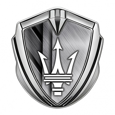 Maserati Emblem Logo Schriftzug Aufkleber Silbertonfarbe mit Elemente aus geburstetem Aluminium Design