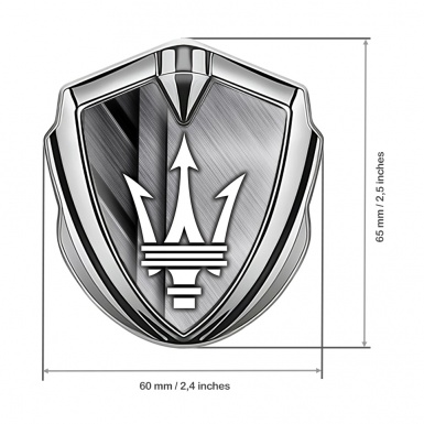 Maserati Emblem Logo Schriftzug Aufkleber Silbertonfarbe mit Elemente aus geburstetem Aluminium Design