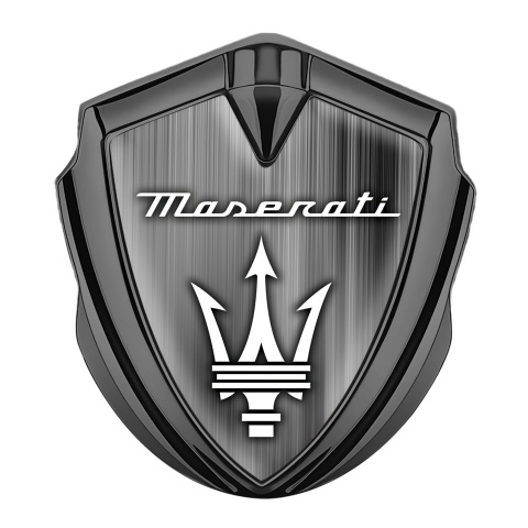 Maserati Abzeichen selbstklebend Graphit Tonfarbe mit Poliertes Metall Basis und Klassisch Logo Stil 