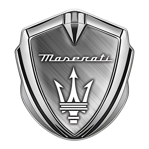 Maserati Abzeichen selbstklebend Silbertonfarbe mit Geburstetes Aluminium und Weiss Logo Design