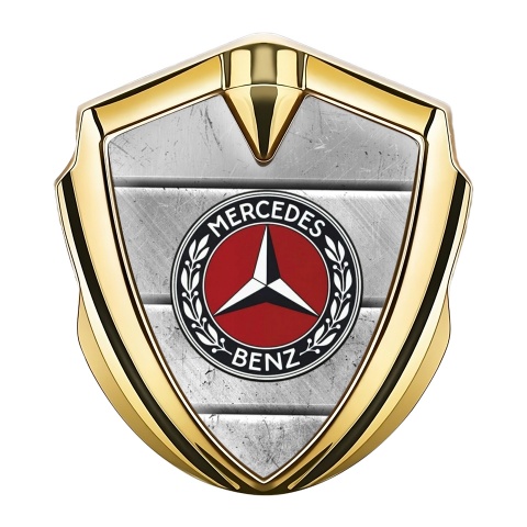 Mercedes Benz Emblem Auto Zeichen Goldtonfarbe mit Steinplatten Hintergrund Stil