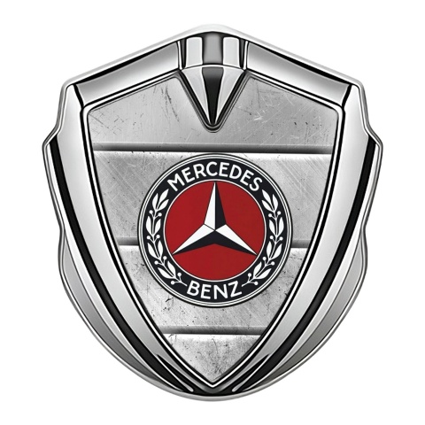 Mercedes Benz Emblem Auto Zeichen Silbertonfarbe mit Steinplatten Hintergrund Stil