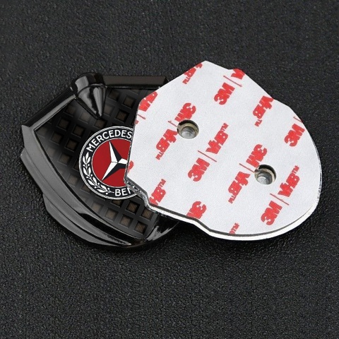 Mercedes Benz Emblem Logo Schriftzug Aufkleber mit Graphit Tonfarbe Schwarzes Netzwerk Basis Design und Rotes Kreis Logo