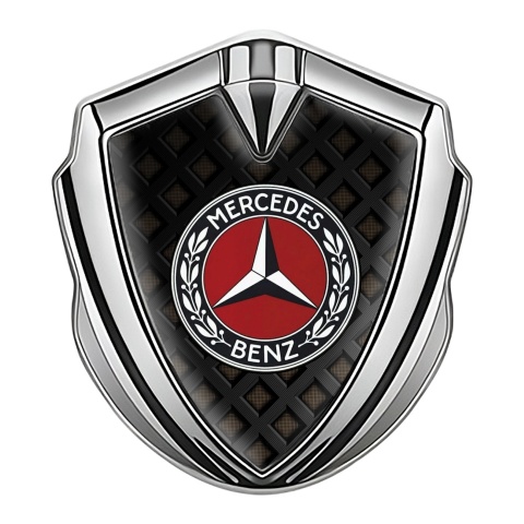 Mercedes Benz Emblem Logo Schriftzug Aufkleber mit Silbertonfarbe Schwarzes Netzwerk Basis Design und Rotes Kreis Logo