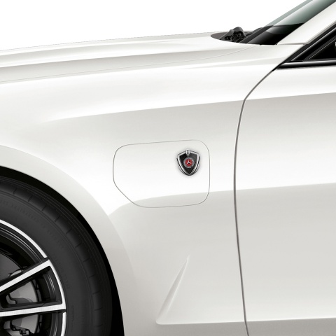 Mercedes Benz Emblem Logo Schriftzug Aufkleber mit Silbertonfarbe Schwarzes Netzwerk Basis Design und Rotes Kreis Logo