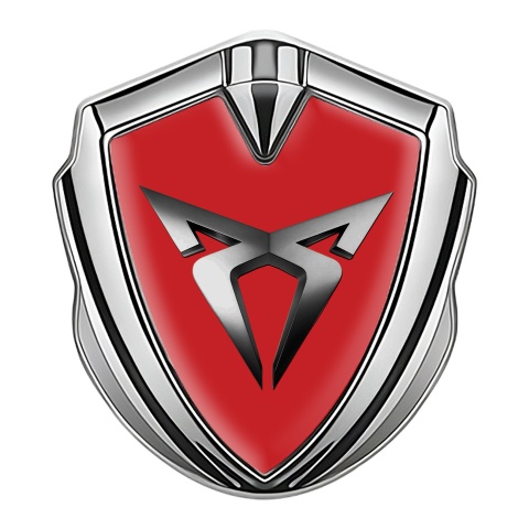 Seat Cupra Abzeichen selbstklebend Silbertonfarbe Rot Basis mit Metall Logo Effekt