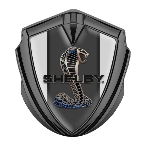 Ford Shelby Emblem Abzeichen Graphit Tonfarbe mit Grau Hintergrund und Kobra Logo Stil