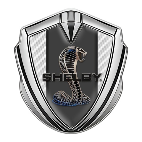Ford Shelby Abzeichen selbstklebend Silbertonfarbe mit weiss Carbon und Kobra Motiv