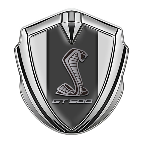 Ford Shelby Seitenflugel Emblem Aufkleber Silbertonfarbe mit Grau Hintergrund und GT 500 Logo