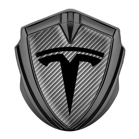 Tesla Abzeichen selbstklebend Graphit Tonfarbe Grau Carbon mit Grosses Logo