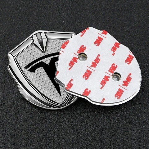Tesla Selbstklebendes Metallaufkleber Emblem Silbertonfarbe Wabeneffekt mit Grosses Logo