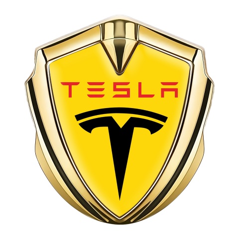 Tesla Emblem Abzeichen selbstklebend Goldtonfarbe Gelb Hintergrund mit Schwarz Rote Logo