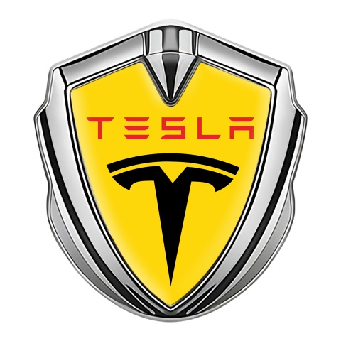 Tesla Emblem Abzeichen selbstklebend Silbertonfarbe Gelb Hintergrund mit Schwarz Rote Logo