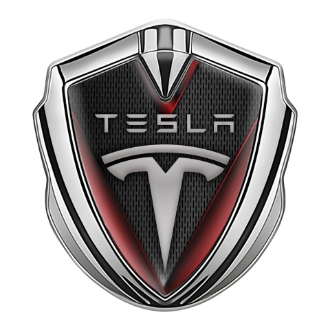 Tesla Emblem Abzeichen Silbertonfarbe Dunkles Mesh mit Rote Elemet Auflage