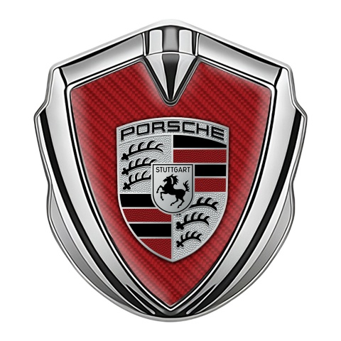 Porsche Abzeichen selbstklebend Silbertonfarbe mit Rot Carbon Hintergrund und Farbe Logo