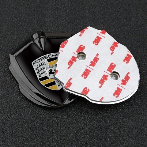 Porsche Emblem Abzeichen Graphit Tonfarbe mit Schwarz Hintergrund und Gelb elemente Logo