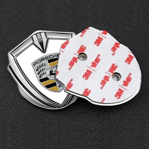 Porsche Abzeichen selbstklebend Silbertonfarbe mit Weiss Hintergrund und Gelb Elemente Logo