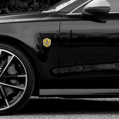 Porsche Emblem Auto Zeichen Goldtonfarbe mit Gelb Fundaments und Grau Schwarz Logo Stil