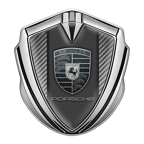 Porsche Emblem Abzeichen Silbertonfarbe mit Hell Carbon und Monochromes Logo Stil