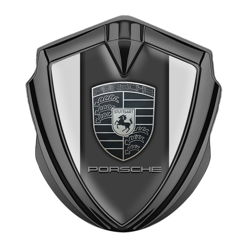 Porsche Abzeichen selbstklebend Graphit Tonfarbe mit Grau Hintergrund und Monochromes Logo