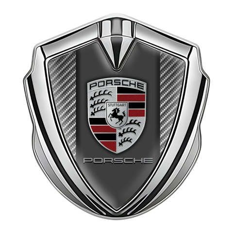 Porsche Abzeichen selbstklebend Silbertonfarbe mit Hell Carbon Basis und Klassisch Logo Stil