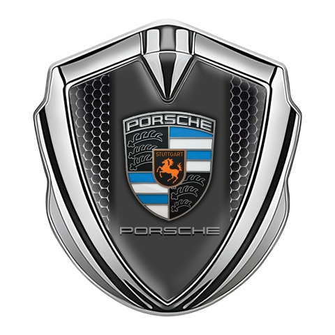 Porsche Emblem Auto Zeichen Silbertonfarbe mit Perforierter Stahl Effekt und Grau Logo Panel