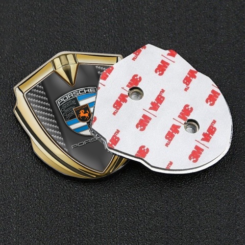 Porsche Selbstklebendes Metallaufkleber Emblem Goldtonfarbe Kohlenstoff Hintergrund und Grau Panel