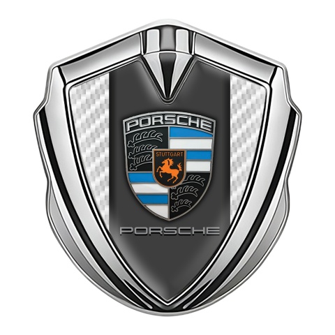 Porsche Emblem Logo Schriftzug Aufkleber Silbertonfarbe weiss Kohlenstoff Hintergrund und Grau Panel