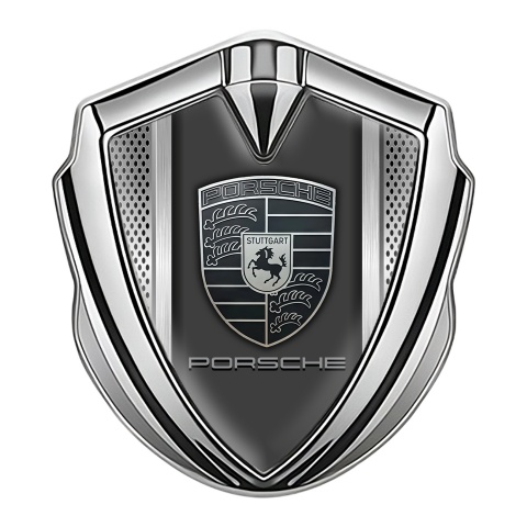 Porsche Emblem Abzeichen selbstklebend Silbertonfarbe Stahlgeflecht Effekt und Monochromes Logo