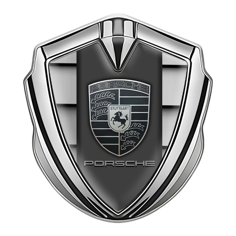 Porsche Seitenflugel Emblem Aufkleber Silbertonfarbe mit Stahllamellen Hintergrund Auflage