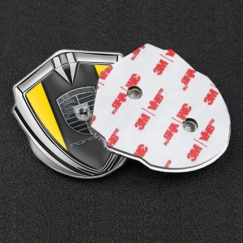 Porsche Abzeichen selbstklebend Silbertonfarbe mit Gelb Hintergrund und Monochromes Logo
