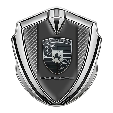 Porsche Emblem Abzeichen selbstklebend Silbertonfarbe mit Kohlenstoff Hintergrund und Monochromes Logo