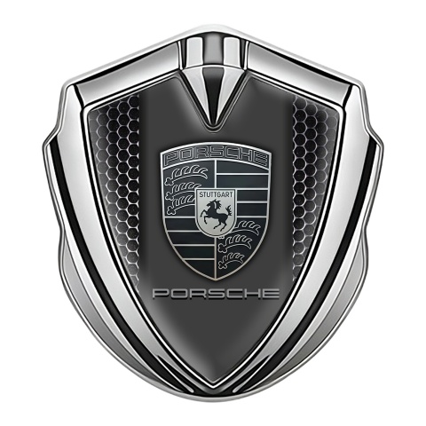 Porsche Emblem Auto Zeichen Silbertonfarbe mit Perforierter Stahl Hintergrund und Monochromes Logo