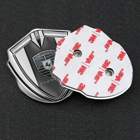 Porsche Emblem Aufkleber Autozubehor Silbertonfarbe mit Grau Hintergrund und Monochromes Logo