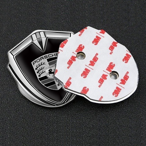 Porsche Abzeichen selbstklebend Silbertonfarbe mit Schwarz Hintergrund und Grau Schwarz Logo