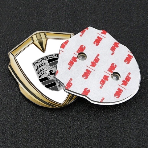 Porsche Emblem Abzeichen selbstklebend Goldtonfarbe mit Weiss Basis und Grau Schwarz Logo