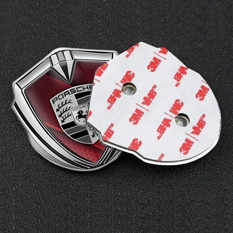 Porsche Emblem Logo Schriftzug Aufkleber Silbertonfarbe mit Rot Diagonales Panel Design und Grau Schwarz Logo