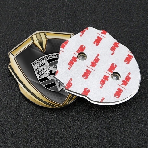 Porsche Seitenflugel Emblem Aufkleber Goldtonfarbe mit Graphit Diagonales Panel Hintergrund Stil