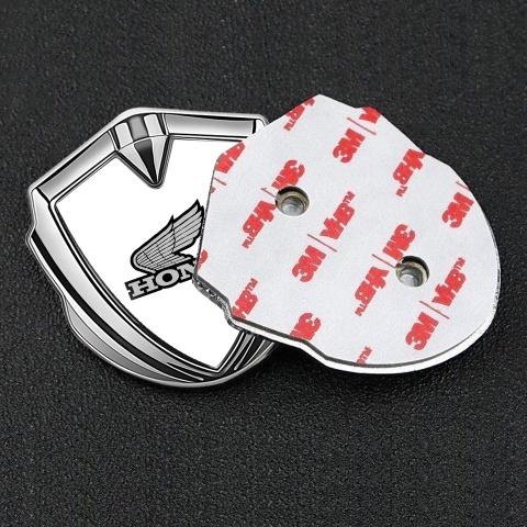 Honda Emblem Abzeichen selbstklebend Silbertonfarbe mit Weiss Vorlage und Grau Logo Version