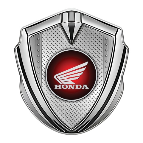 Honda Seitenflugel Emblem Aufkleber Silbertonfarbe mit Industriemetall Hintergrund und Rundes Logo