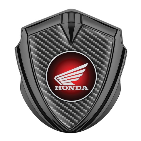 Honda Emblem Abzeichen Graphit Tonfarbe mit Dunkle Faser Basis Design und Rundes Rote Logo