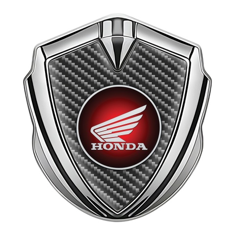 Honda Emblem Abzeichen Silbertonfarbe mit Dunkle Faser Basis Design und Rundes Rote Logo