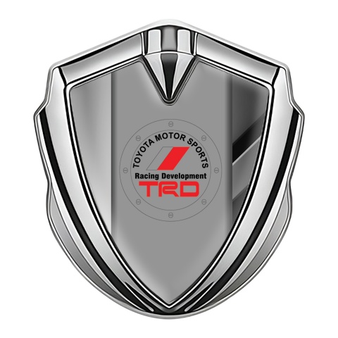 Toyota Emblem Logo Schriftzug Aufkleber Silbertonfarbe mit Metallformen Hintergrund und TRD Logo