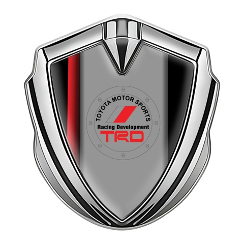 Toyota Emblem Abzeichen Silbertonfarbe mit Rote Linien Motiv und TRD Logo