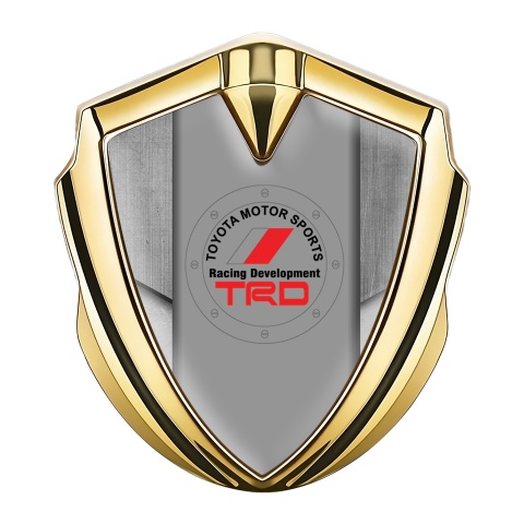 Toyota Emblem Auto Zeichen Goldtonfarbe mit Steinplattenmotiv Hintergrund und TRD Logo